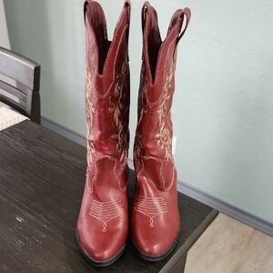 RAMPAGE Maroon Embroidered Heeled Boots